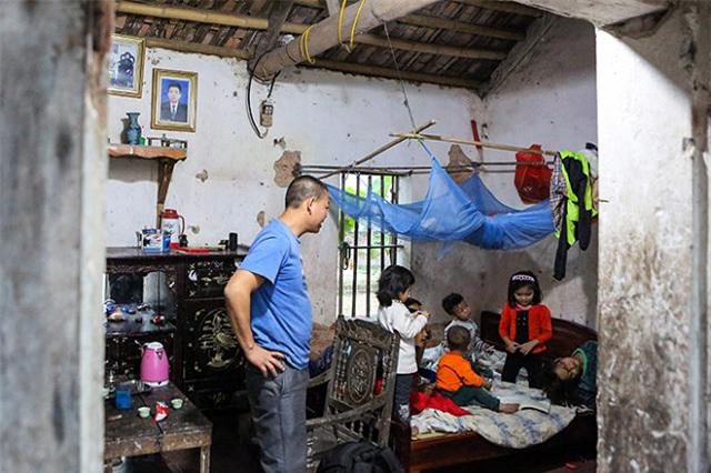 mot ngay "xoay nhu chong chong" cua ong bo mot minh nuoi 8 con - 5