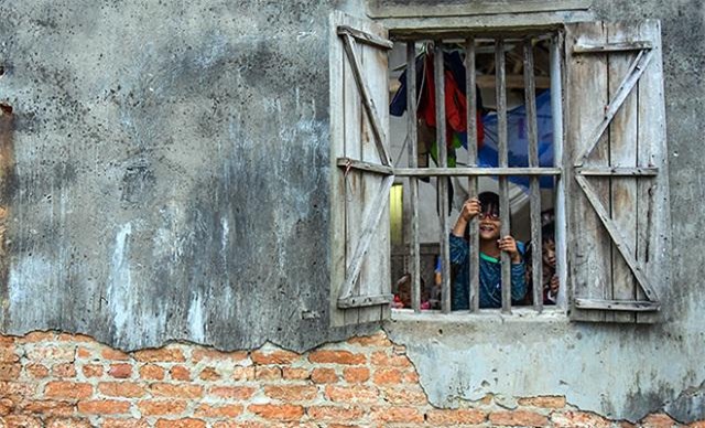 mot ngay "xoay nhu chong chong" cua ong bo mot minh nuoi 8 con - 6