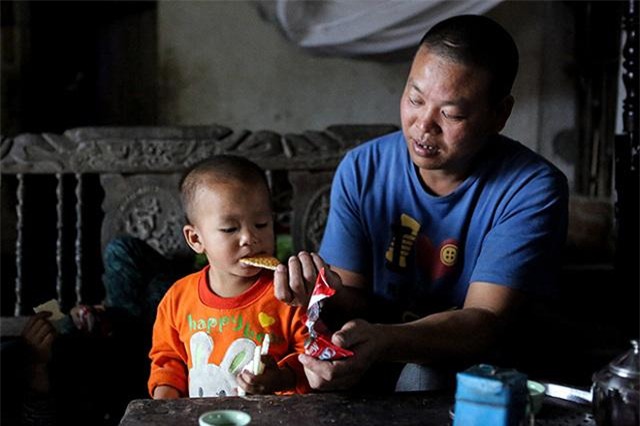 mot ngay "xoay nhu chong chong" cua ong bo mot minh nuoi 8 con - 7