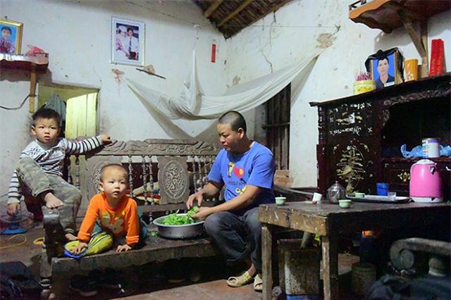 mot ngay "xoay nhu chong chong" cua ong bo mot minh nuoi 8 con - 8