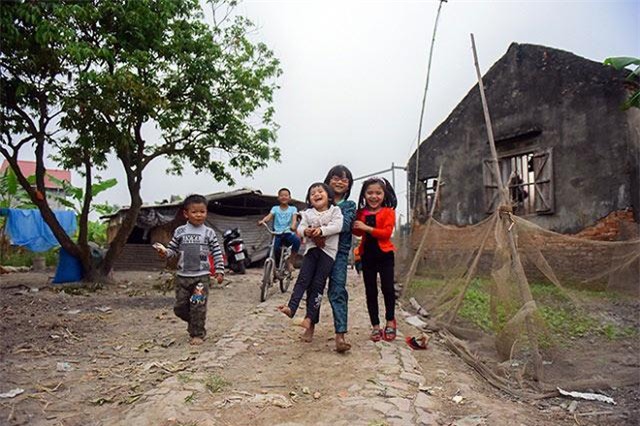 mot ngay "xoay nhu chong chong" cua ong bo mot minh nuoi 8 con - 9