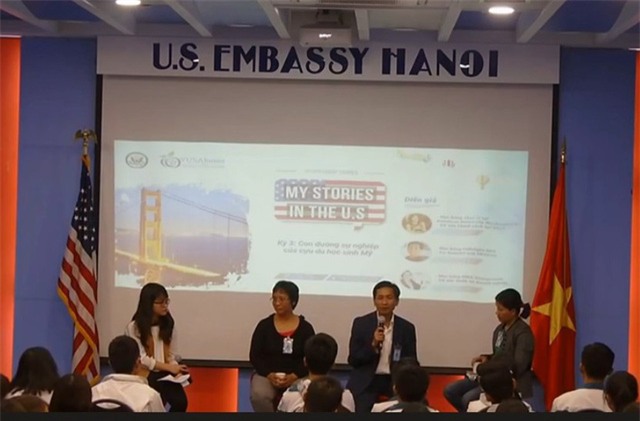 Diễn giả Trần Lương Sơn (người cầm mic) – Tốt nghiệp Học viện công nghệ MIT, Hoa Kỳ theo chương trình học bổng Fulbright.