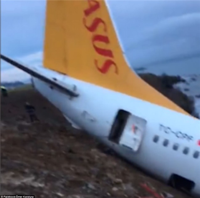 Máy bay lao thẳng xuống biển sau khi hạ cánh, 168 người sống sót an toàn, tránh được thảm kịch hàng không - Ảnh 11.