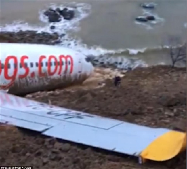 Máy bay lao thẳng xuống biển sau khi hạ cánh, 168 người sống sót an toàn, tránh được thảm kịch hàng không - Ảnh 3.