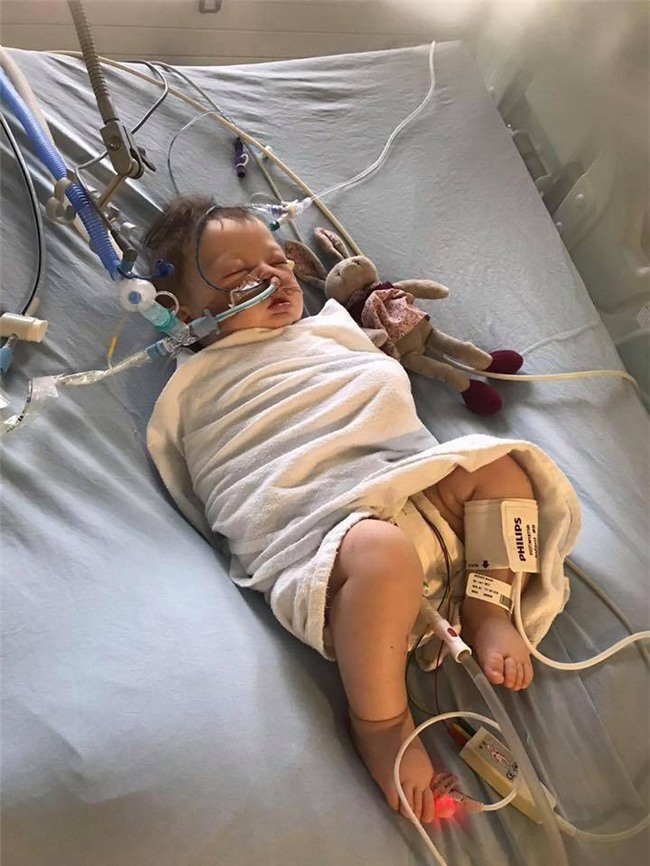 Chỉ với biểu hiện ho, mẹ không ngờ con gái 5 tháng tuổi bất ngờ ngừng thở