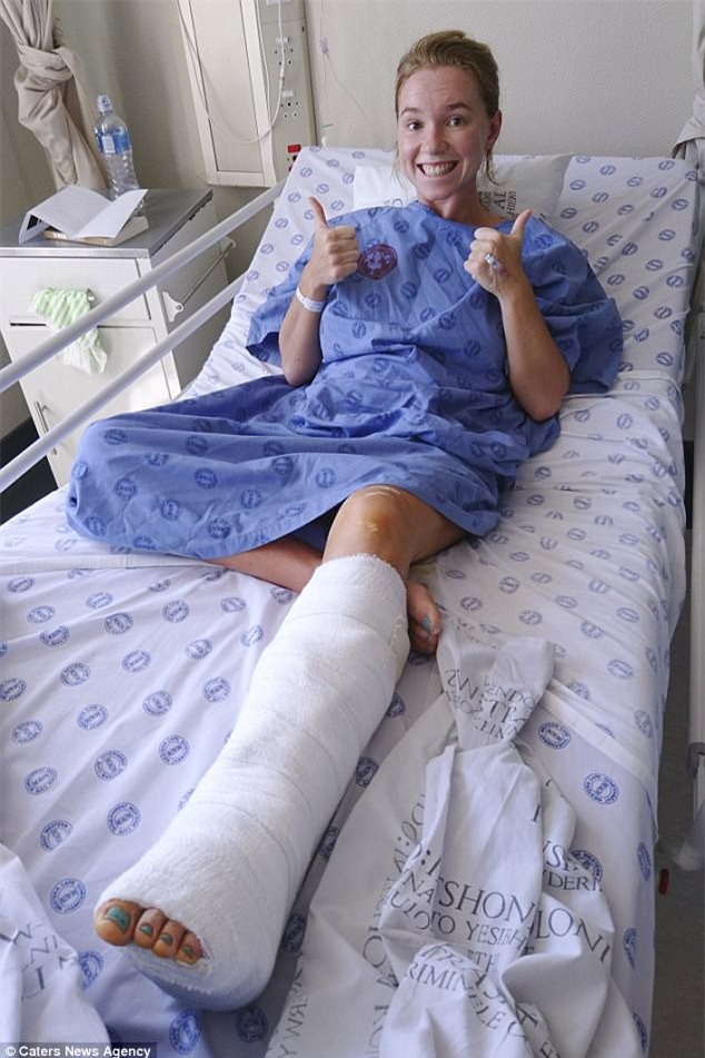 Ham hố chụp ảnh deep bên bờ biển, cặp đôi bị sóng đánh gãy chân, phải nhập viện khẩn cấp - Ảnh 2.