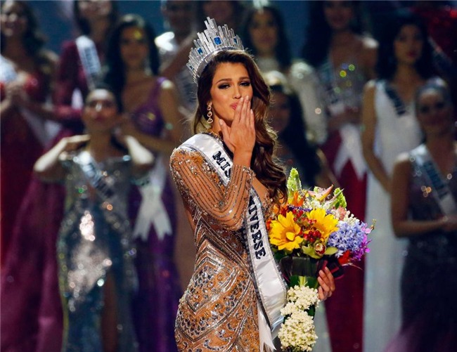 Hoa hậu Hoàn vũ 2016 dính lưới tình của sao tuyển Pháp - Ảnh 2.