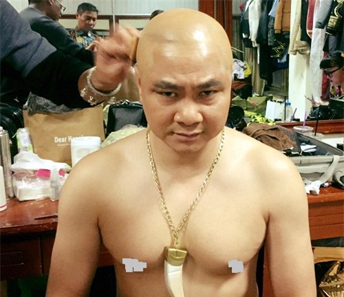 Tá hỏa vì nghệ sĩ Tự Long để đầu trọc trước thềm Táo Quân 2018