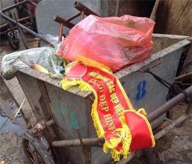 Vào sáng ngày 15/7/2014, thí sinh Trần Ngọc Bích, người đoạt giải Thí sinh có hình thể đẹp nhất của cuộc thi Nữ hoàng sắc đẹp 2014 bất ngờ đăng tải trên trang cá nhân hình ảnh chiếc dải băng và vương miện của danh hiệu mà mình nhận được, bị vứt vào thùng rác. Kèm theo hình ảnh này là một đoạn trạng thái với nội dung khá dài thể hiện những bức xúc với ban tổ chức cuộc thi.