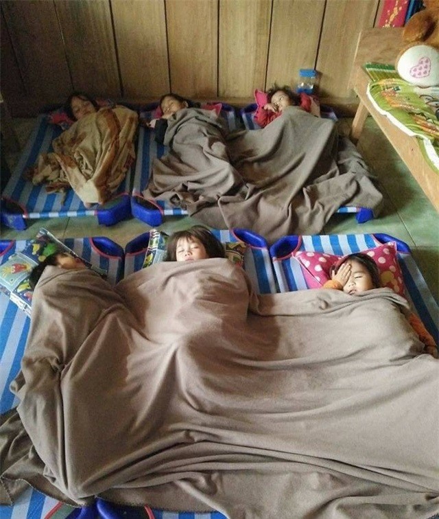 Rớt nước mắt những đôi chân trần bé nhỏ giữa giá lạnh - Ảnh 5.