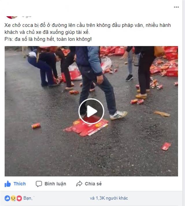 hinh anh dep: xe tai cho coca bi do, hang chuc nguoi xum lai giup tai xe - 1