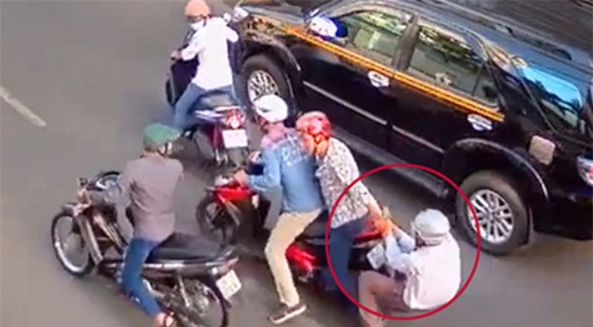 Người đàn ông bị 2 đối tượng dùng dao khống chế cướp xe táo tợn ở Sài Gòn - Ảnh 1.