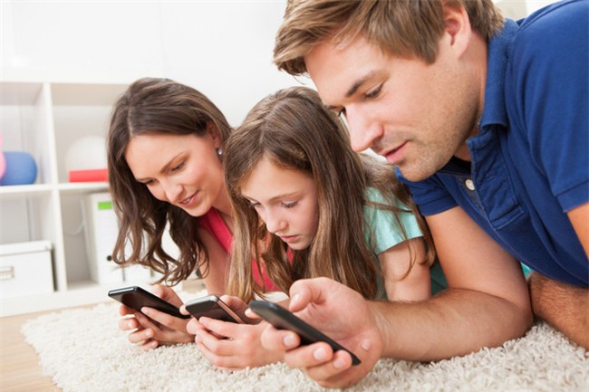 Khoa học chứng minh: Bố mẹ ít dùng điện thoại, nói chuyện nhiều với con sẽ giúp trẻ học ngôn ngữ nhanh hơn - Ảnh 1.