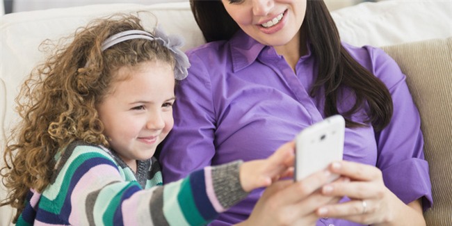 Khoa học chứng minh: Bố mẹ ít dùng điện thoại, nói chuyện nhiều với con sẽ giúp trẻ học ngôn ngữ nhanh hơn - Ảnh 3.