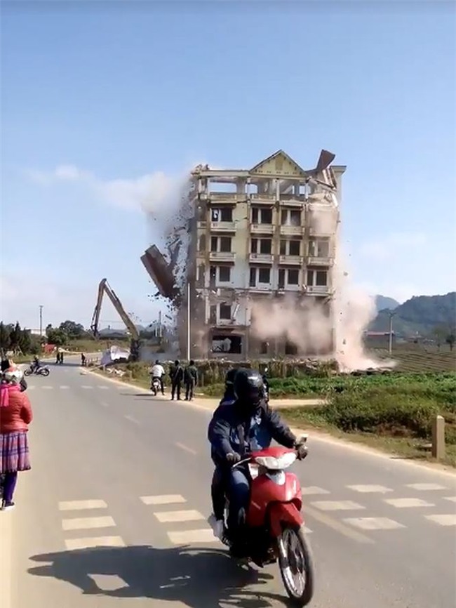 Mộc Châu đánh sập tòa nhà 7 tầng Tàng KeangNam