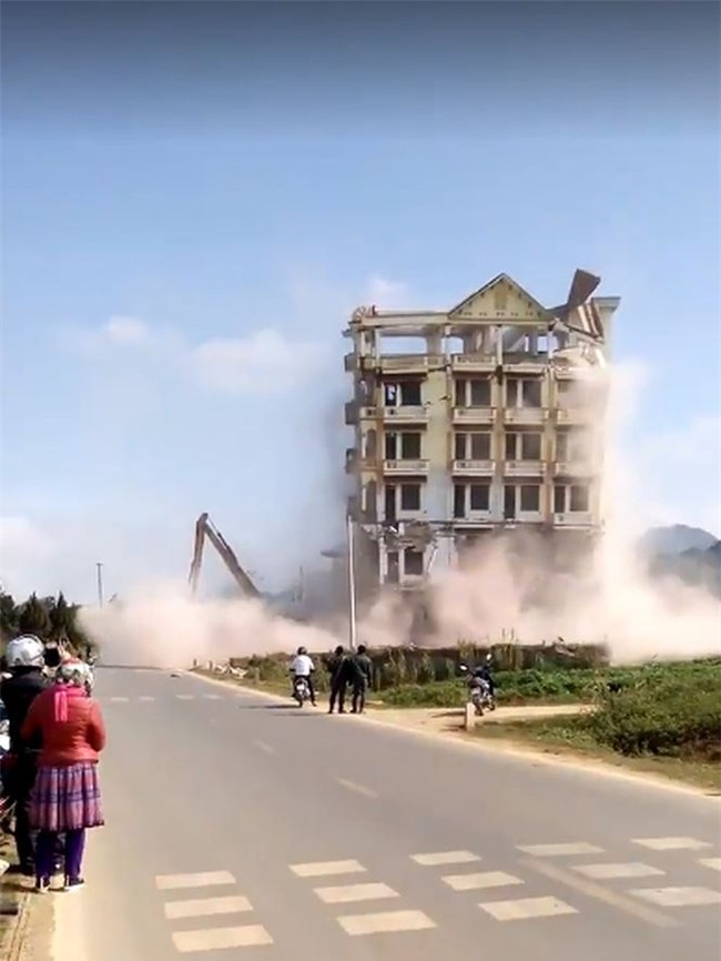 Mộc Châu đánh sập tòa nhà 7 tầng Tàng KeangNam