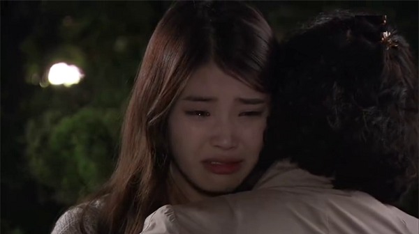 Đi chợ về, mình sửng sốt thất mẹ chồng và chồng ngồi chơi với con - Ảnh 1.