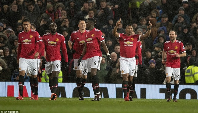 Man Utd thắng 3 sao, rút ngắn cách biệt với Man City xuống 12 điểm - Ảnh 3.