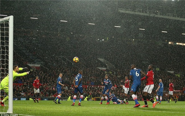 Man Utd thắng 3 sao, rút ngắn cách biệt với Man City xuống 12 điểm - Ảnh 4.