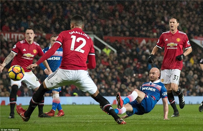 Man Utd thắng 3 sao, rút ngắn cách biệt với Man City xuống 12 điểm - Ảnh 6.