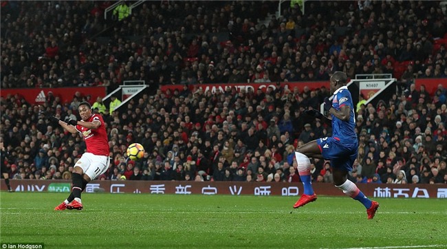 Man Utd thắng 3 sao, rút ngắn cách biệt với Man City xuống 12 điểm - Ảnh 7.