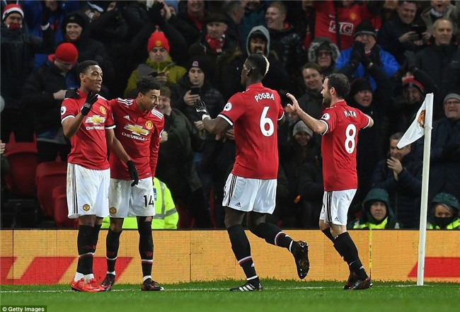 Man Utd thắng 3 sao, rút ngắn cách biệt với Man City xuống 12 điểm - Ảnh 10.
