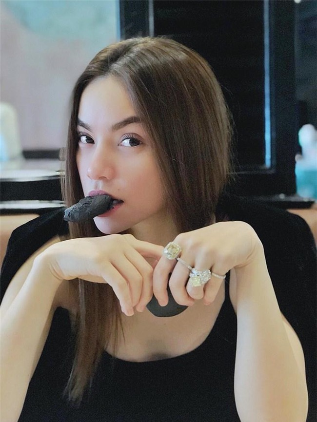 ho ngoc ha an banh van khoe kheo cung luc 4 chiec nhan kim cuong lap lanh - 1