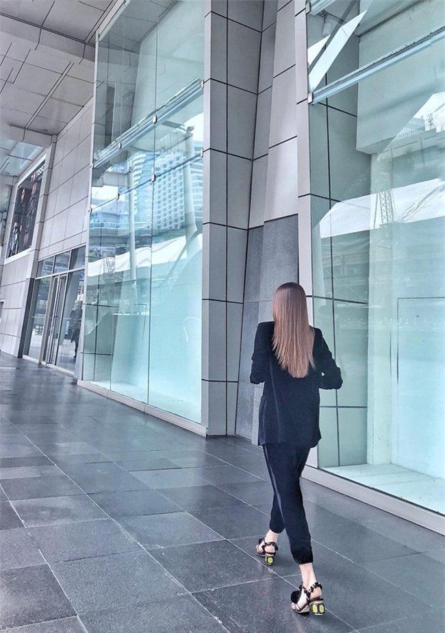 ho ngoc ha an banh van khoe kheo cung luc 4 chiec nhan kim cuong lap lanh - 4