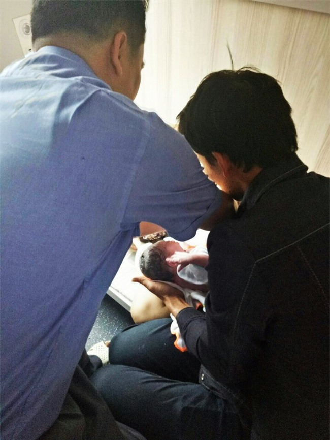 Sản phụ bất ngờ lên cơn đau đẻ, hạ sinh bé gái bụ bẫm trên chuyến tàu Bắc - Nam