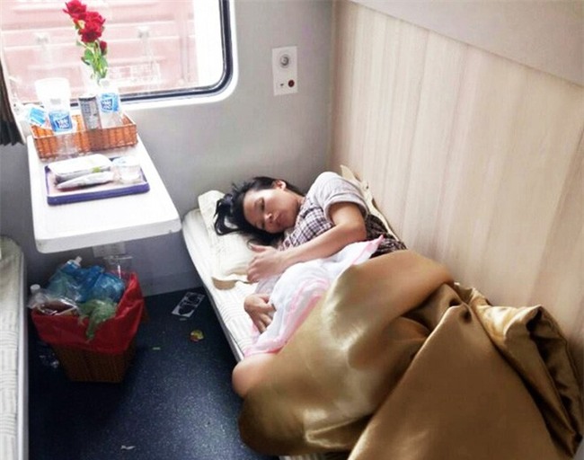 Sản phụ bất ngờ lên cơn đau đẻ, hạ sinh bé gái bụ bẫm trên chuyến tàu Bắc - Nam