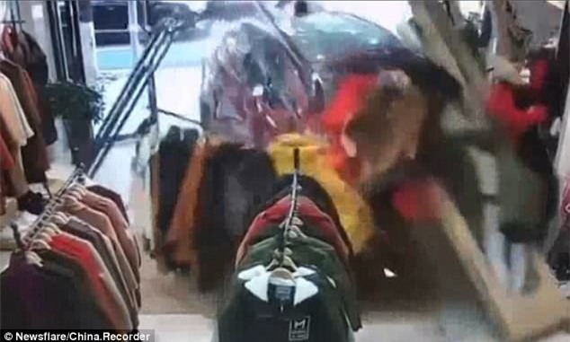 Đứng trông hàng quần áo, cô gái xém mất mạng khi bị ô tô lao thẳng vào cửa hàng - Ảnh 2.