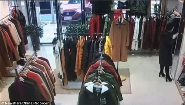 Đứng trông hàng quần áo, cô gái xém mất mạng khi bị ô tô lao thẳng vào cửa hàng - Ảnh 3.