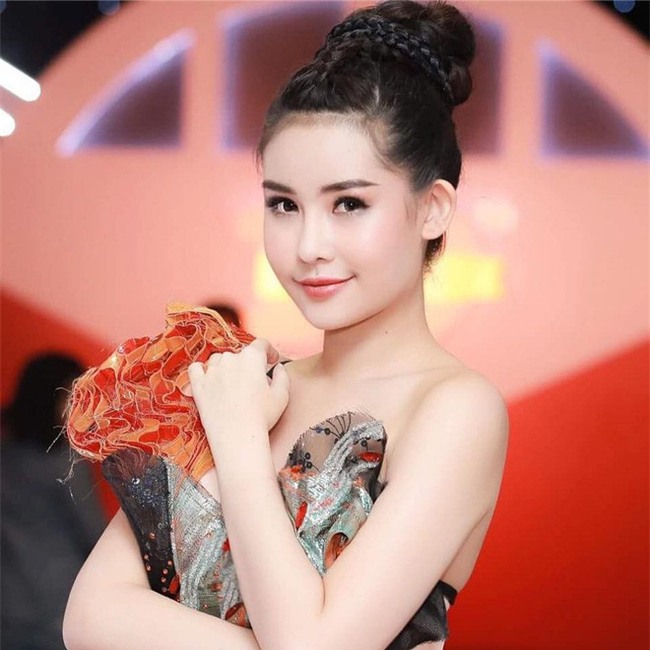 Chỉ trong 1 tuần, Hoa hậu này được tung hô, Hoa hậu khác lại bị ruồng bỏ