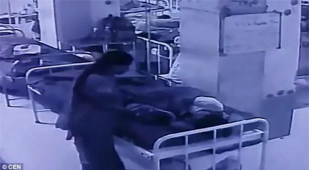 nguoi lạ "qua mat" sản phụ, be dúa trẻ mói sinh trong dem khong ai hay biét - 1