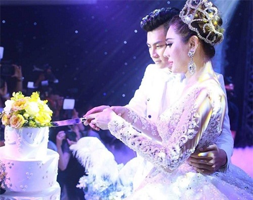 lam khanh chi dep muot mat khoe nguc day trong
