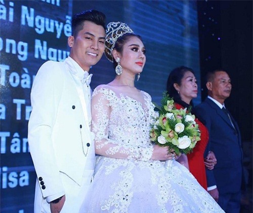 lam khanh chi dep muot mat khoe nguc day trong