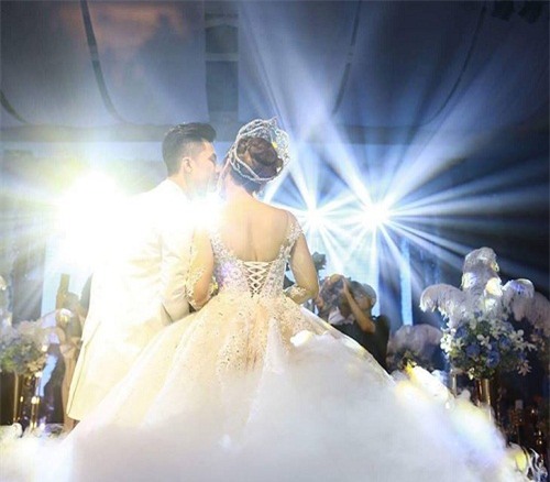 lam khanh chi dep muot mat khoe nguc day trong 