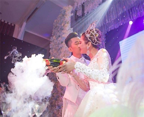 lam khanh chi dep muot mat khoe nguc day trong
