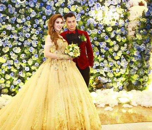 lam khanh chi dep muot mat khoe nguc day trong