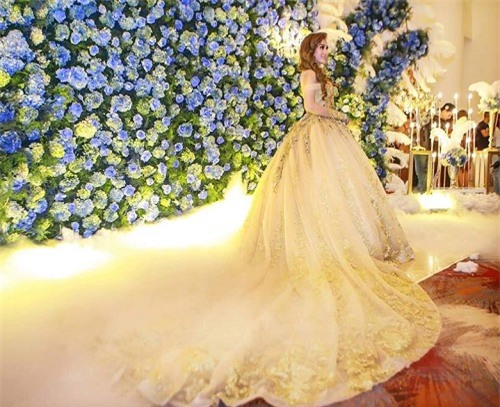 lam khanh chi dep muot mat khoe nguc day trong