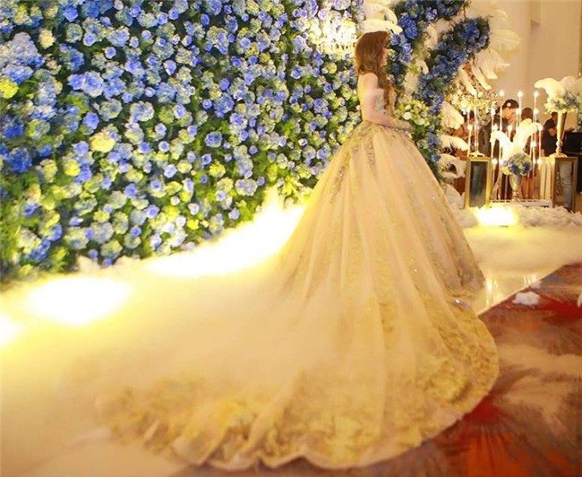 lam khanh chi dep muot mat khoe nguc day trong 