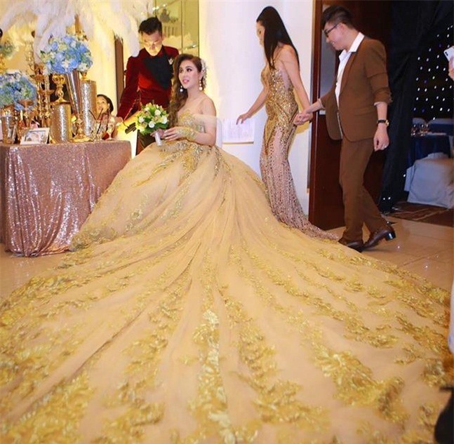 lam khanh chi dep muot mat khoe nguc day trong