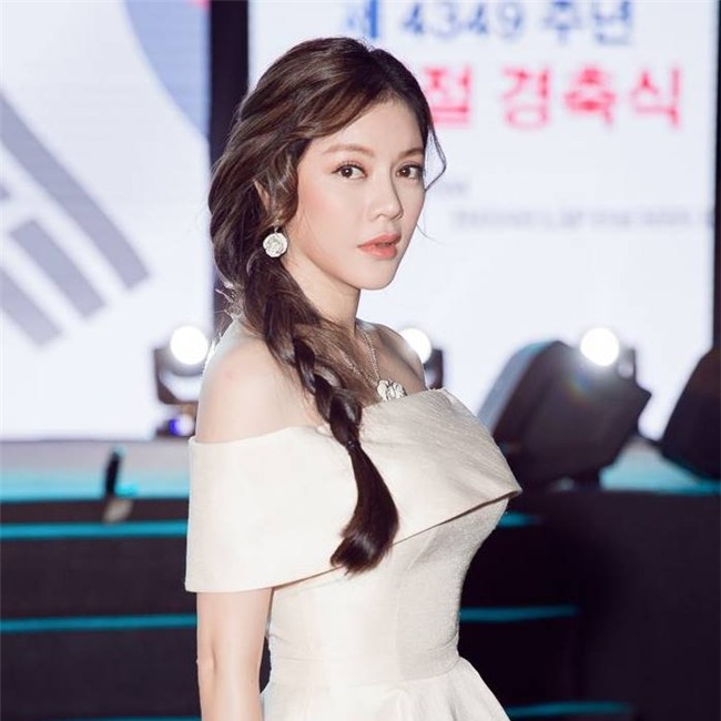 tuoi u40, ly nha ky van khoe nguc day lap lo 