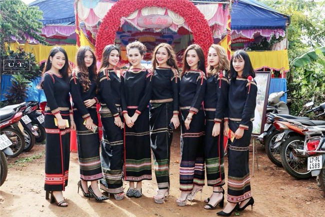 Chỉ là bức ảnh chụp chung, nhóm thiếu nữ Ê Đê gây bão vì ngoại hình xinh đẹp-2