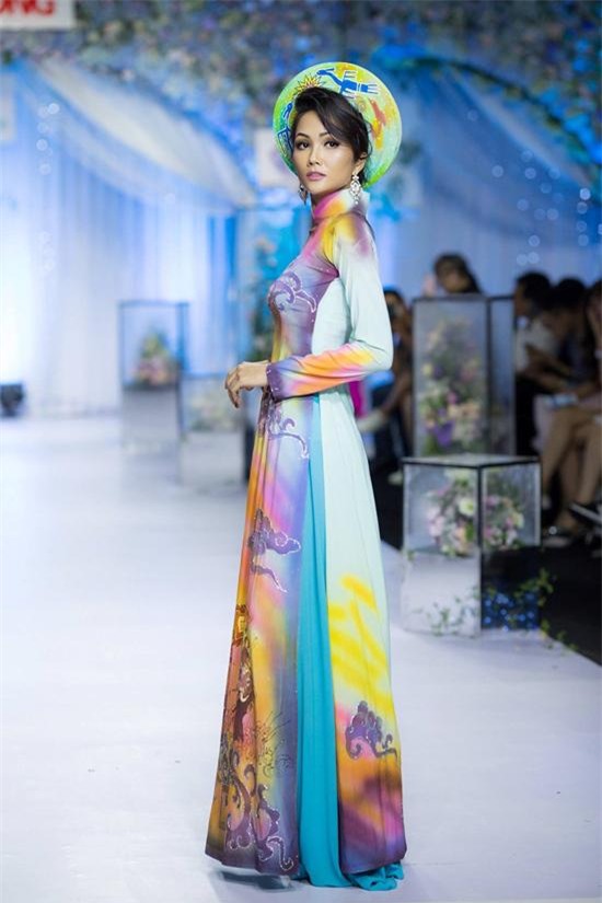 xon xao loat anh thoi qua khu ngay ngo cua tan hoa hau h'hen nie - 10