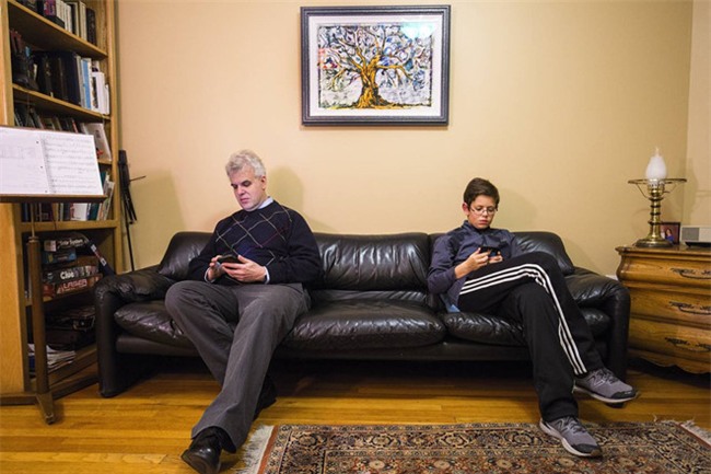 Tre em ngay nay qua le thuoc vao smartphone hinh anh 2