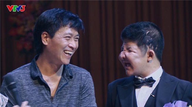 Clip: MC Thảo Vân nghẹn ngào rơi nước mắt trước tình cảm của bố con diễn viên Quốc Tuấn và Bôm - Ảnh 1.