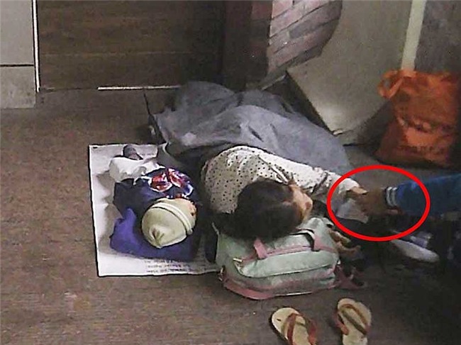 Ẵm con ăn xin, chơi ma túy ở khu phố Tây - Ảnh 1.