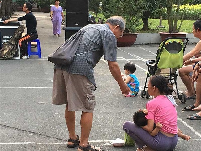 Ẵm con ăn xin, chơi ma túy ở khu phố Tây - Ảnh 2.