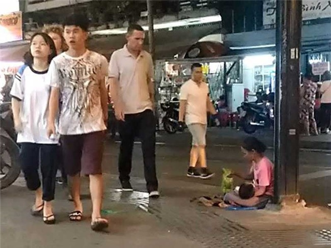 Ẵm con ăn xin, chơi ma túy ở khu phố Tây - Ảnh 3.